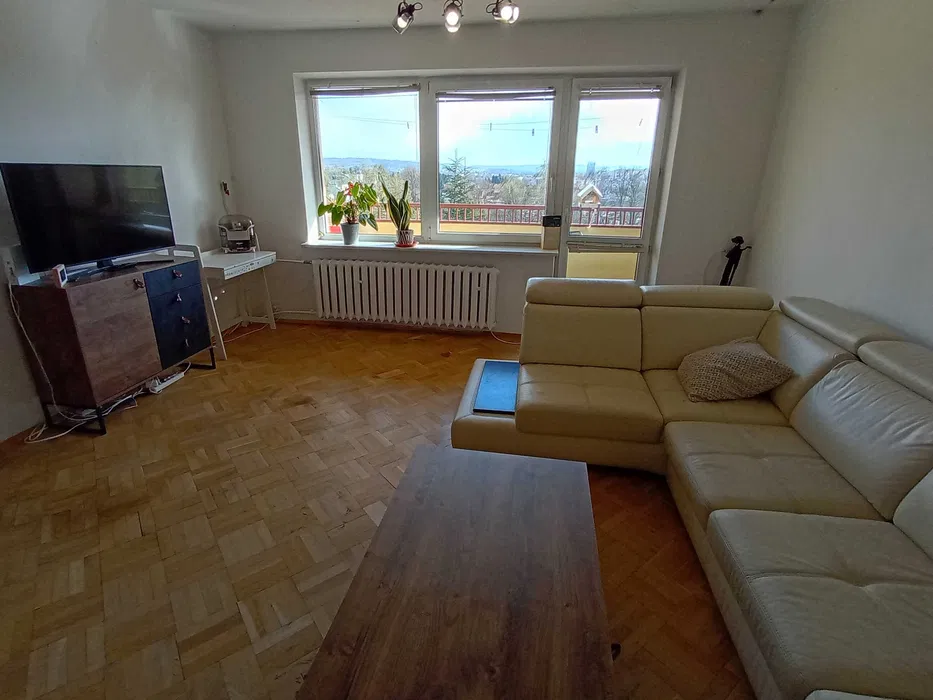 jasny salon w mieszkaniu na sprzedaż w Rzeszowie przy ulicy Lwowskiej z widokiem na miasto