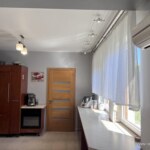 Jasna kuchnia w domu na sprzedaż w Opolu Czarnowąsach z meblami w zabudowie i dużym oknem