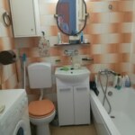 łazienka w mieszkaniu w Prudniku z wanną, umywalką, wc i pralką na sprzedaż