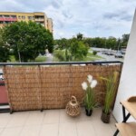 balkon w mieszkaniu w Opolu z widokiem na zieloną okolicę osiedla Armii Krajowej