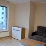 Jasny salon w mieszkaniu na sprzedaż w Opolu Zaodrzu z widokiem z okna na sąsiedni budynek