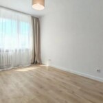 Jasny salon po remoncie w mieszkaniu na sprzedaż w Opolu z dużym oknem