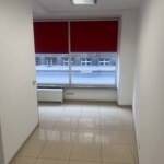 Jasne wnętrze lokalu użytkowe w centrum Opola z dużym oknem wychodzącym na ulicę