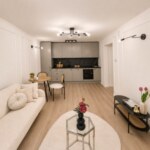 nowoczesny salon z aneksem kuchennym w mieszkaniu na sprzedaż w Opolu na ulicy Dambonia