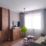 nowoczesny salon z drewnianymi meblami i oknem w mieszkaniu na sprzedaż w Opolu