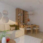 Jasny salon z jasną sofą, drewnianym regałem i stołem jadalnianym w mieszkaniu na sprzedaż w Opolu