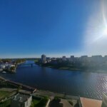 Widok z okna mieszkania na rzekę Odrę oraz panoramę centrum Opola w słoneczny dzień