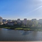 widok z okna mieszkania na rzekę i zabudowę miejską w centrum Opola w słoneczny dzień