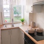 jasna kuchnia w mieszkaniu w centrum Opole z oknem zlewem i płytą grzewczą