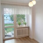 jasne wnętrze mieszkania w Opolu z dużym oknem i widokiem na zieloną okolicę