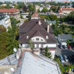 Widok z góry na dach kamienicy w Opolu w dzielnicy Pasieka oraz otoczenie budynku