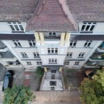 widok z góry na wejście i fasadę wielorodzinnej kamienice w Opolu na dzielnicy Pasieka