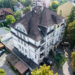 widok z góry na wielorodzinną kamienicę w Opolu z widocznym dachem i otoczeniem budynku