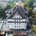 Widok z góry na elewację i dach kamienicy w Opolu przy ulicy na Pasiece